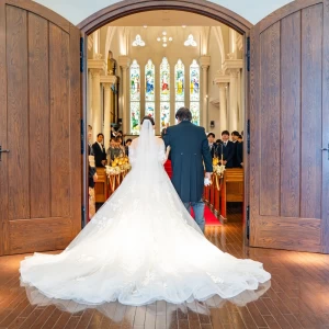 どの角度から見ても綺麗になるようドレスを整えてくださいました|781919さんのOSAKA St.BATH CHURCH(大阪セントバース教会)の写真(2593479)