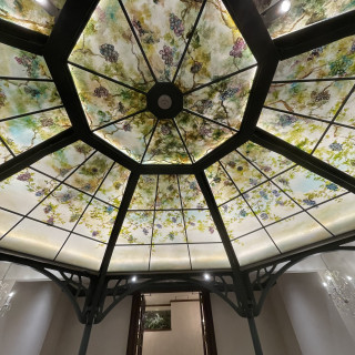 ブドウと葉っぱとツタの絵が入った挙式会場の天井