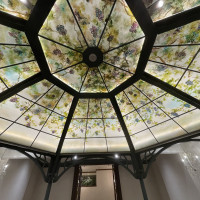 ブドウと葉っぱとツタの絵が入った挙式会場の天井