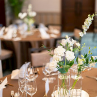 フラワービュッフェ前のテーブル装花