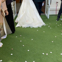 チャペルと披露宴会場の間の中庭
フラワーシャワーとブーケトス