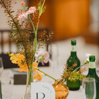 シンプルに、一輪挿しなどでスタイリッシュにしていただきました