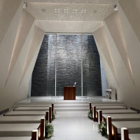 地下にあるとは思えない幻想的な滝の流れるチャペル。