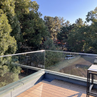 木々の奥は八坂神社です。