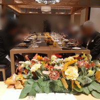 わたしたちから見た高砂の装花とゲストテーブルの風景です