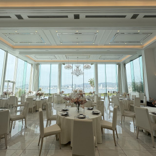 白を基調とした開放感のある披露宴会場でした!