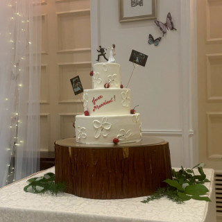 おもしろ新郎新婦飾りと当日撮ったチェキを飾りました