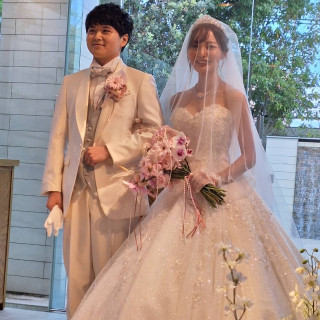 緑と水のある柔らかく落ち着いた雰囲気の挙式場