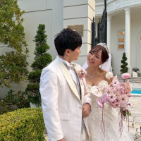 フラワーシャワー後のガーデン　キラキラ韓国風ウエディングドレ