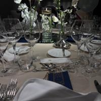 ネイビーのセンターラインがアクセントになり華やかなテーブルに