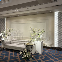 床のネイビーに対して、白と濃い赤のような紫のお花は相性抜群！