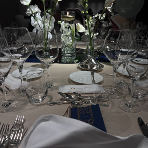 ネイビーのセンターラインがアクセントになり華やかなテーブルに|782013さんのホテルオークラ京都の写真(2594512)