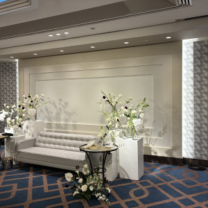 床のネイビーに対して、白と濃い赤のような紫のお花は相性抜群！|782013さんのホテルオークラ京都の写真(2594517)