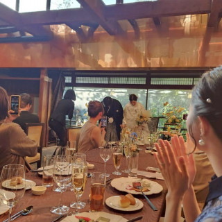 高砂の後ろは窓があり、庭の緑が見えます