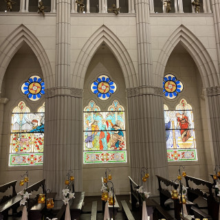 ゲストからバージンロードを見た時のステンドグラス