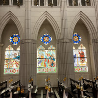 ゲストからバージンロードを見た時のステンドグラス