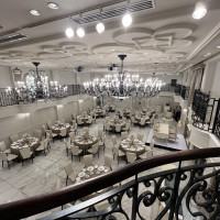 二階部から見下ろし披露宴会場