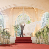 前撮りのカット
チャペル正面はガラス張りでシャンデリア有り