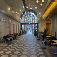 アニヴェルセルの入り口です。横にカフェがあります。