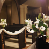 バージンロードがユリのお花でいい香り