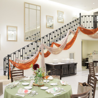 披露宴会場の階段もオプションで装飾を行えます