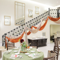 披露宴会場の階段もオプションで装飾を行えます