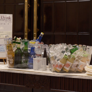 ウェルカムスペースのドリンクも豊富で満足してもらいました|782130さんのアーヴェリール迎賓館（大宮）/テイクアンドギヴ・ニーズウェディングの写真(2602290)