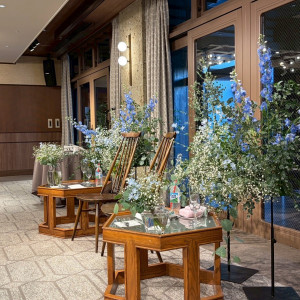 水色と白色のお花を中心に緑いっぱいで用意していただきました|782132さんのTHE KAWABUN NAGOYA（ザ・カワブン・ナゴヤ）の写真(2594690)