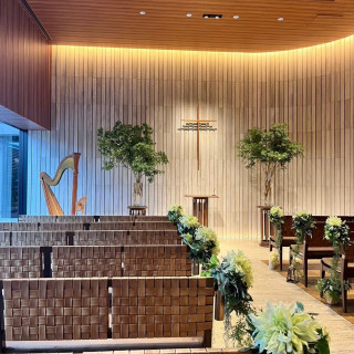 チャペルは茶色と緑が基調で落ち着く雰囲気です