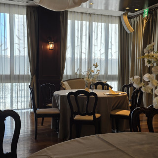 落ち着いた雰囲気の披露宴会場