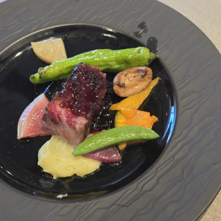 オリーブ牛のステーキは口の中でとろけ肉のうま味が広がる絶品