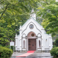 緑に囲まれた可愛い教会です