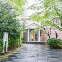 庭とホテルをつなぐ道