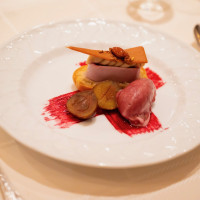 会食のデザートです
カシスのムースと和栗のモンブラン