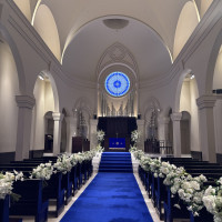 青のバージンロードがとても印象的です