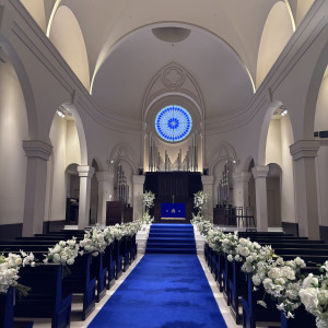 青のバージンロードがとても印象的です|782200さんのアニヴェルセル 大阪の写真(2595091)