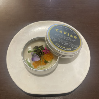 缶のデザイ缶もおしゃれで、華やかな飾りつけに感動しました。