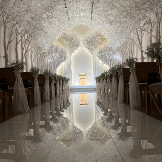 バージンロードに反射する景色