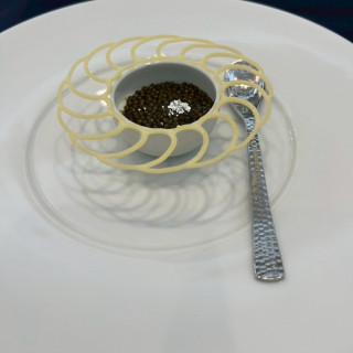 キャビアとカリフラワーのアミューズブーシュ