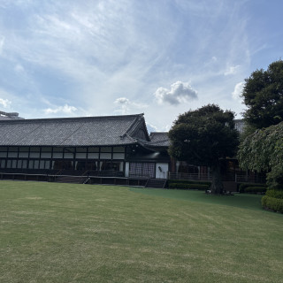 庭園は広々と緑が映えます