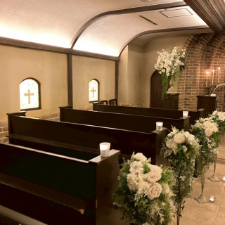 窓から優しい光が差し込んでいます。