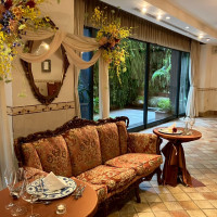 大きな窓からガーデンが見えます。