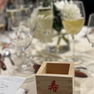 振る舞って頂いたお酒と、生花が綺麗なテーブルセッティング。