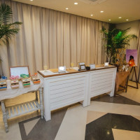 披露宴会場前の受付です。綺麗にセットしてくれます。