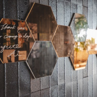 ウェルカムスペースに鏡貼りました。