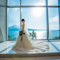 桜島をバックに素敵なチャペルです。