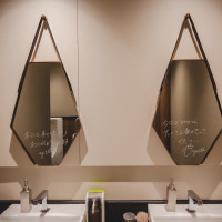 お手洗いに、サプライズのメッセージを仕込みました。