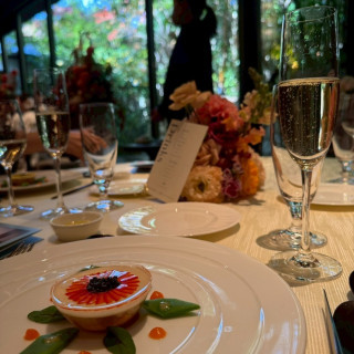 各卓のお花もお気に入り。これは前菜が出てきたときの写真です。