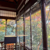 ゲストの待合室から見える景色です。
紅葉が綺麗に見えます。