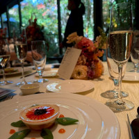 各卓のお花もお気に入り。これは前菜が出てきたときの写真です。